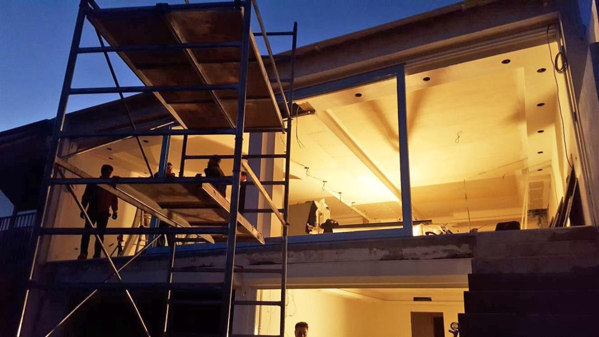 Installation of a motorized sliding lift