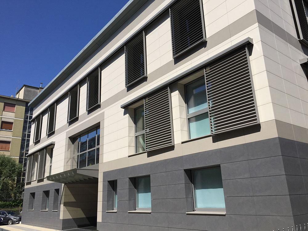 Motorizzazione di persiane scorrevoli con mantovana